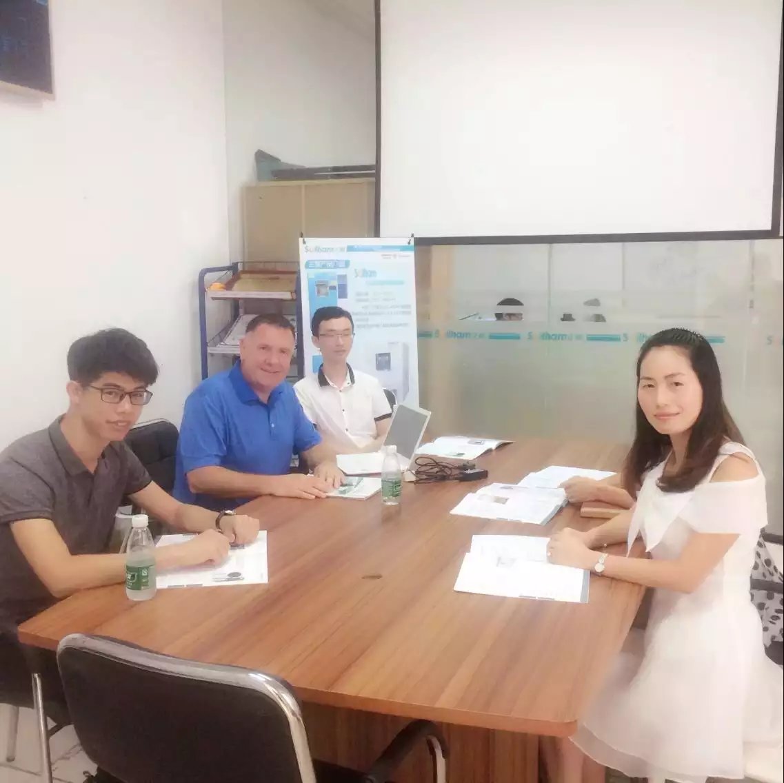 英國客戶與我司銷售經(jīng)理合影